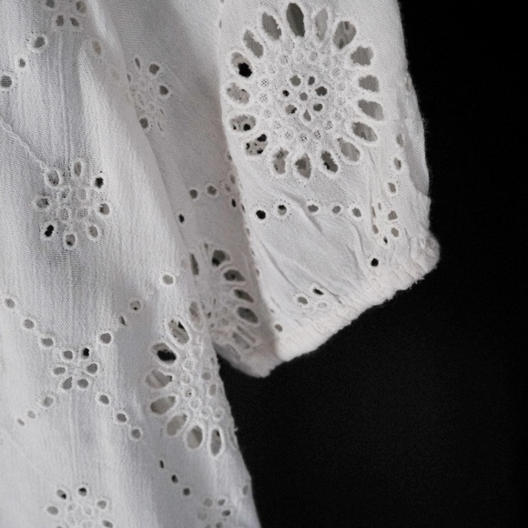 Abercrombie 100% cotton white Eyelet cropped shirt - Picture 6 of 8